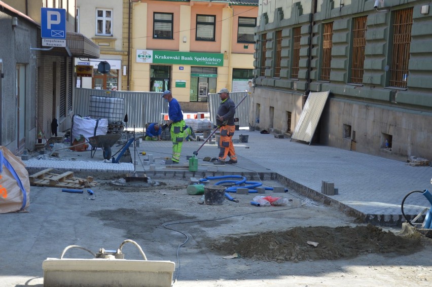 Bochnia. Rewitalizacja centrum, trwa układanie kostki na ulicach Wolnica i Mickiewicza [ZDJĘCIA]