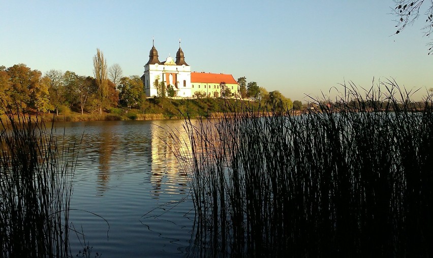 Widok na Klasztor i Jezioro Mogileńskie