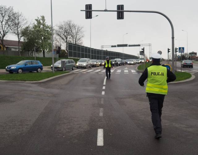 Awaria przepompowni pod wiaduktem na al. Wolności (w pobliżu ronda Kresowian) w Przemyślu, sparaliżowała poranny ruch drogowy. Zebrana woda uniemożliwiała przejazd.

Problem pojawił się we wtorek po godz. 22, gdy nad miastem zaczęło intensywne padać. - Doszło do awarii przepompowni pod wiaduktem i tym samym zalania drogi w obu kierunkach - powiedział dyżurny straży pożarnej w Przemyślu. Na nic zdała się pomoc strażaków, którzy nie mieli, gdzie odpompować wody. Podjęto decyzję o zamknięciu drogi. Policjanci kierowali na objazdy. O ile w nocy nie był to duży problem, tak rano al. Wolności oraz ulice: Lwowska, Bohaterów Getta, Mickiewicza zaczęły się korkować. Awarię usunięto o godz. 7.30.