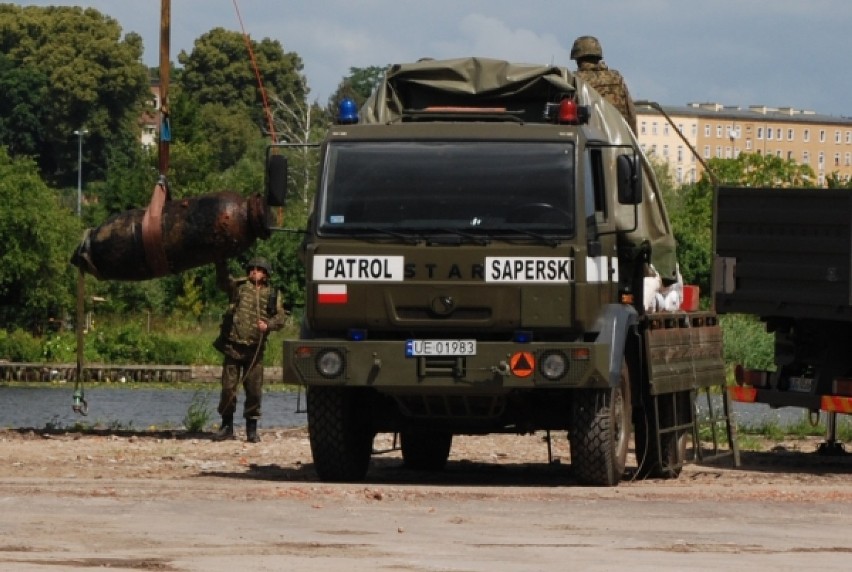 Wyviąganie bomby z Odry w Szczecinie