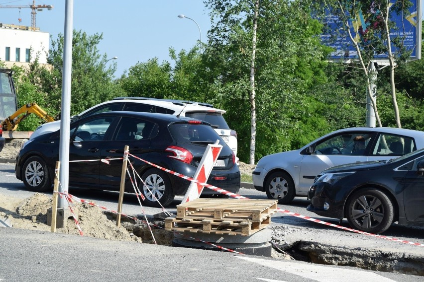 Na alei Niepodległości w Rzeszowie powstaje pas do skręcania...