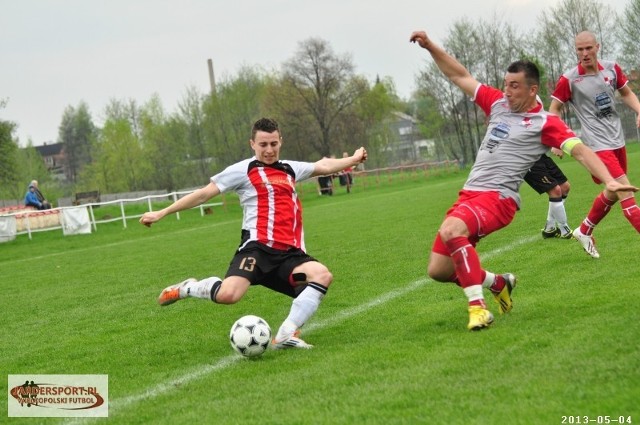 Piłkarze BS Płomyk Jarota II Jarocin przegrali na wyjeździe z KS Opatówek 1:2. Honorową bramkę dla zespołu prowadzonego przez Jacka Koleckiego strzelił w 53. minucie Hubert Antkowiak. Zobacz zdjęcia z tego meczu.