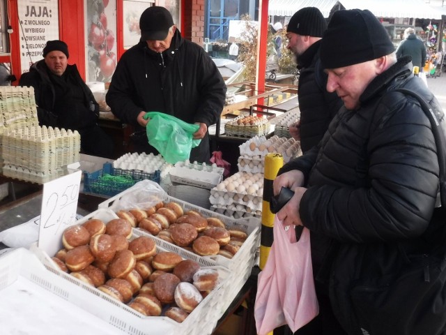 Na targowisku Korej również można było zakupić pączki.