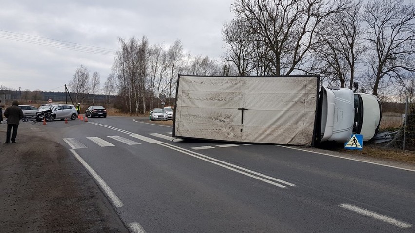 Wielka stłuczka na krajowej 25 - ruchem kieruje policja [ZDJĘCIA]