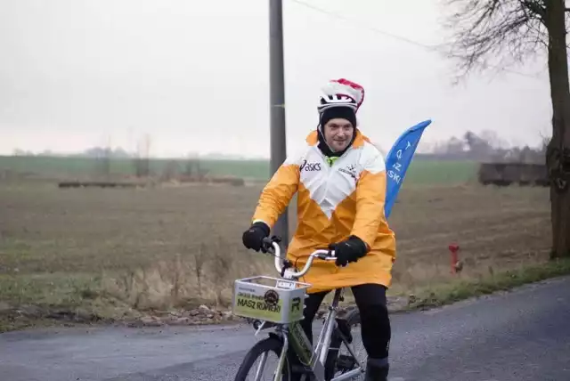 Mł. asp. Sebastian Nowacki z Komendy Głównej Polski rowerem miejskim pokonał 700-kilometrową trasę Z Zakopanego do Płocka. Zrobił to dla ciężko chorego chłopca.