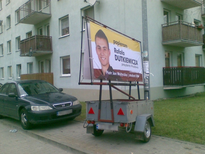 Internauta informuje: Wyborczy billboard tarasuje chodnik