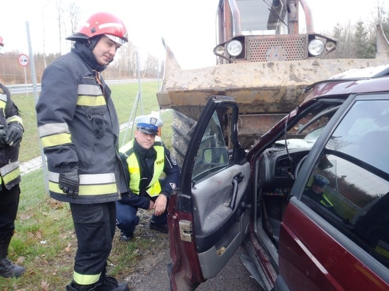 Wypadek koło Braniewa: volkswagen uderzył w pojazd leśny [zdjęcia]