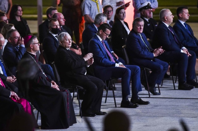 O tym, że toruński redemptorysta o. Tadeusz Rydzyk sfinalizował kolejną inwestycję w Porcie Drzewnym, pisaliśmy kilka dni temu. Park Pamięci zlokalizowany jest tuż obok sanktuarium Najświętszej Maryi Panny Gwiazdy Nowej Ewangelizacji i św. Jana Pawła II i niedaleko budynków Wyższej Szkoły Kultury Społecznej i Medialnej. Na obszernym zielonym terenie z granitowymi alejkami stanęło 100 postumentów, na których znalazły się nazwiska 18,5 tysięcy Polaków ratujących Żydów podczas II wojny światowej.

CZYTAJ DALEJ >>>>>>

Tekst: Paulina Błaszkiewicz

Czytaj także: eWinner Apator Toruń - Wybrzeże Gdańsk. Trochę emocji, a potem odjazd [zdjęcia]


Toruń: Park Pamięci u o. Tadeusza Rydzyka otwarty! Obecni m.in. premier Mateusz Morawiecki i Jarosław Kaczyński ZDJĘCIA [09.08.2020]