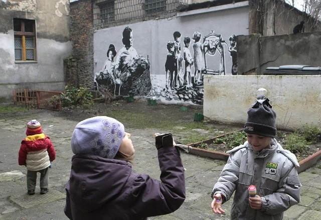 Murale zdobią podwórka na Jeżycach (tu przy ul. Staszica)