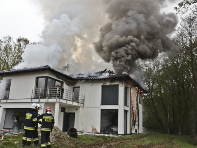 Do pożaru luksusowej willi doszło w Zielonej Górze Ochli. Budynek doszczętnie spłonął, nie nadaje się do zamieszkania. Na szczęście matka wyprowadziła z płonącego domu dzieci i w pożarze nikt nie ucierpiał.