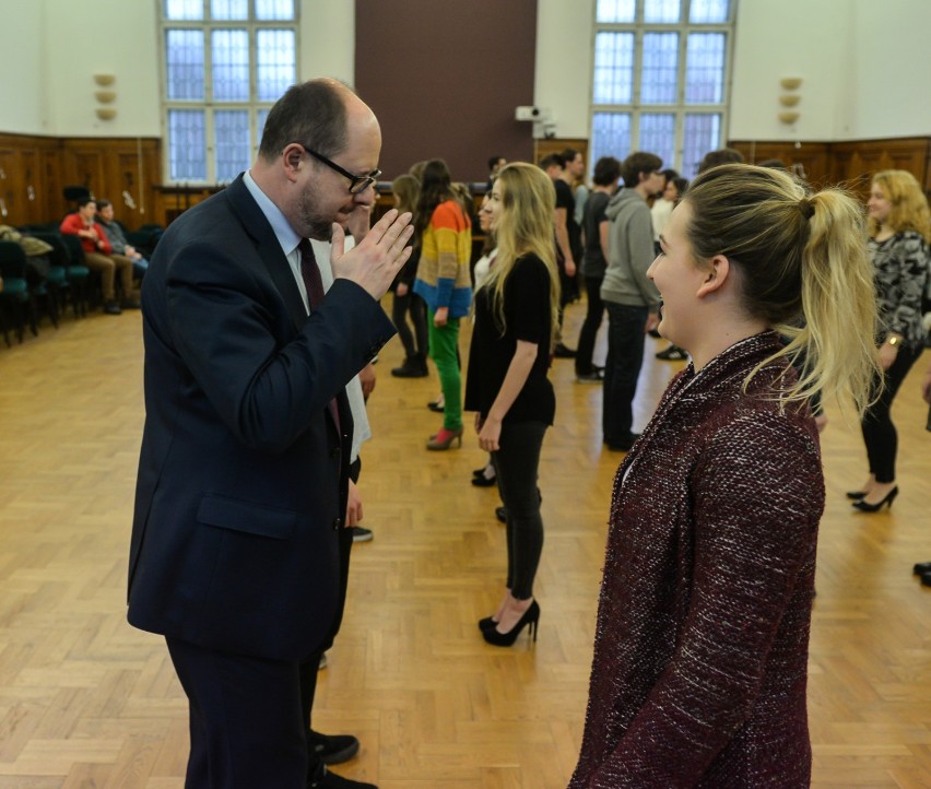 Prezydent Paweł Adamowicz na próbie przed studniówką w V LO...