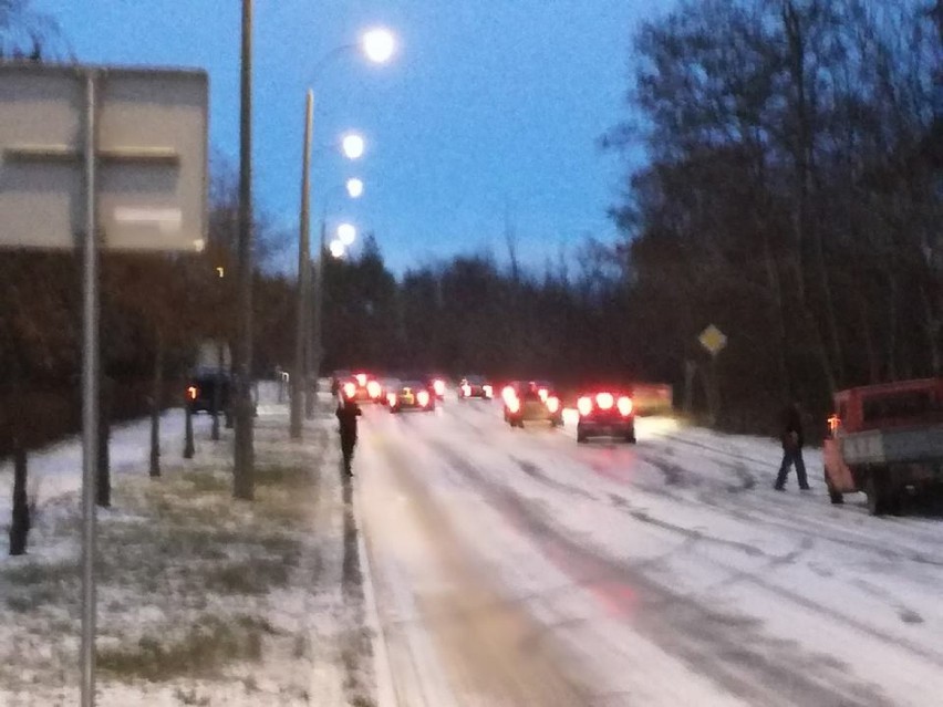 Fatalne warunki na drogach po śnieżycy na terenie Włocławka i okolic [zdjęcia]