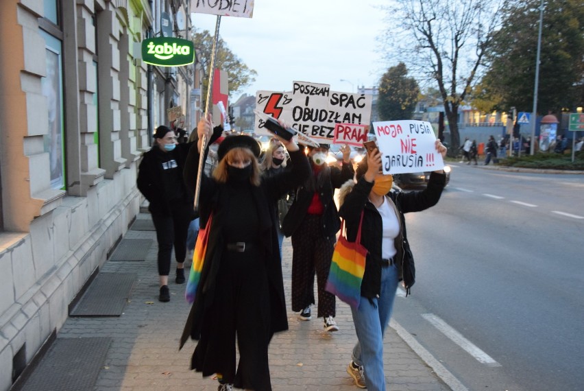 Strajk kobiet w Świebodzinie. "Moja pusia, nie Jarusia", "Nawet mefedron ma lepszy skład niż Rząd" - hasła protestujących 
