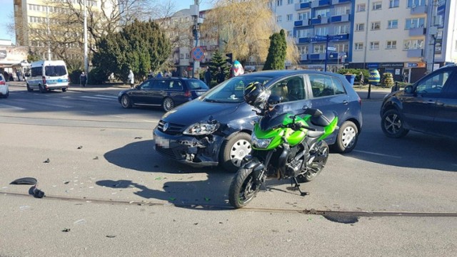 Do wypadku doszło w piątek, 6 kwietnia, na skrzyżowaniu ulic Chrobrego i Sikorskiego przy katedrze w Gorzowie. Kierująca volkswagenem polo uderzyła w prawidłowo jadącego motocyklistę. Mężczyzn trafił do szpitala.

Wszystko wydarzyło się około godz. 10.00. 37-letnia kierująca volkswagenem polo wjechała na skrzyżowaniu ul. Sikorskiego. W tym czasie ul. Chrobrego od Mostu Staromiejskiego jechał motocyklista. Na skrzyżowaniu kierująca volkswagenem zjechała mu drogę. Doszło do zderzenia. Mężczyzna upadł na asfalt.

Na miejsce przyjechała gorzowska drogówki i karetka pogotowia ratunkowego. 43-letni motocyklista została zabrany do szpitala. Uskarżała się na bóle brzucha.

– Ze wstępnych ustaleń policji wynika, że kierująca volkswagenem wjechała na skrzyżowanie na czerwonym świetle – mówi nadkom. Marek Waraksa, naczelnik gorzowskiej drogówki. Kierując jest więc winną zderzenia z motocyklem.

Policja przypomina o ostrożności. – Zachowajmy czujność zwłaszcza teraz, kiedy w mieście jest zmiana organizacji ruchu – mówi nadkom. Waraksa.

POLECAMY PAŃSTWA UWADZE:


