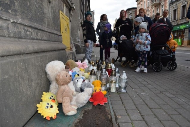 Pod kamienicę gdzie doszło do tragedii przeszedł marsz przeciwko przemocy wobec dzieci. Mieszkańcy zapalali znicze, a dzieci zostawiały maskotki