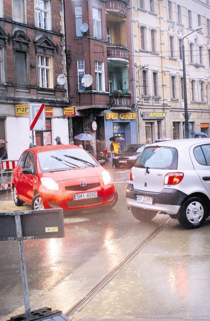 Z powodu zamknięcia ulicy Sądowej tworzyły się korki.