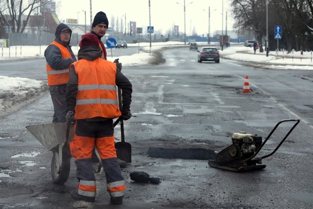 Łatanie dziur w. Al. Armii Krajowej i ul. Dmowskiego