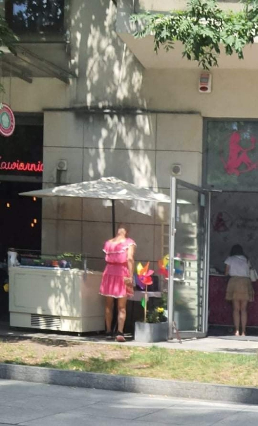Szok! 4 kilogramy lodów z kawiarni AleBabeczka w Kielcach ukradł łysy mężczyzna w... różowej sukience (WIDEO)