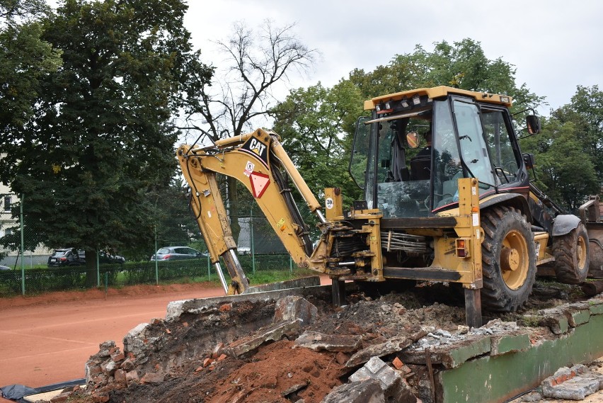 Korty tenisowe w Chełmku będą jak nowe. Ruszyła przebudowa obiektu