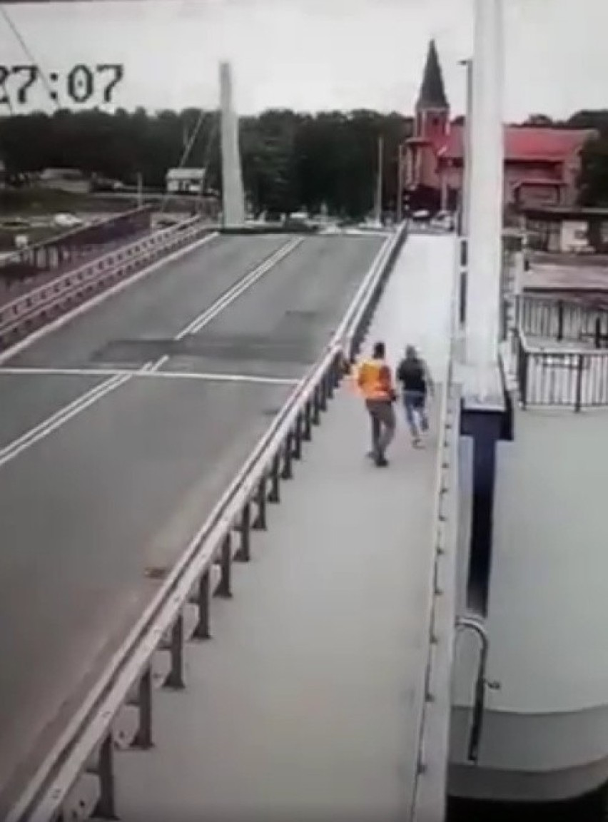 Nierozważny biegacz przeskoczył między przęsłami mostu w...