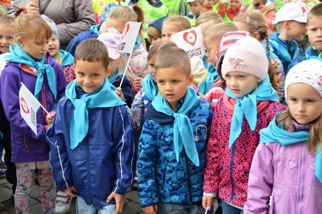 Dzieci z opolskich przedszkoli przejęły we wtorek władzę w mieście. Oprócz wspólnej zabawy, barwnego korowodu i śpiewania hymnu opolskiego przedszkolaka było też spotkanie z wiceprezydentem Opola Mirosławem Pietruchą oraz przewodniczącym Rady Miasta Opola Marcinem Ociepą, którzy przekazali dzieciom klucze.