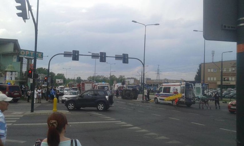 Karambol w Krakowie. Wypadek na Ruczaju. Uszkodzonych kilkanaście samochodów  [NOWE ZDJĘCIA]