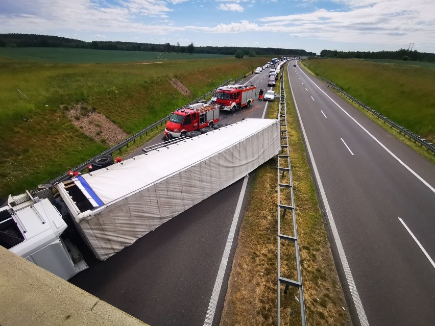 Utrudnienia na S3. WYPADEK. Przewrócił się tir przewożący dachówki 