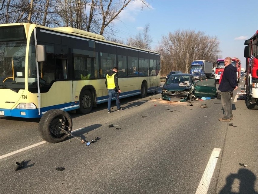 Groźny wypadek na DK86 przy IKEA w Katowicach. Zderzył się TIR, bus i 5 samochodów osobowych