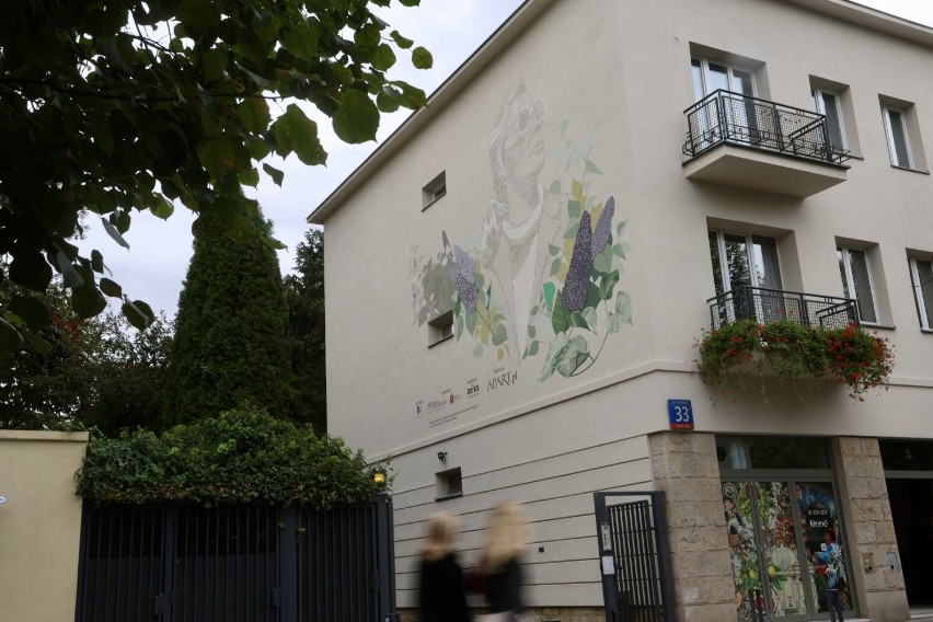 Warszawa ma nowy mural. Dzieło poświęcone jest  Agnieszce Osieckiej