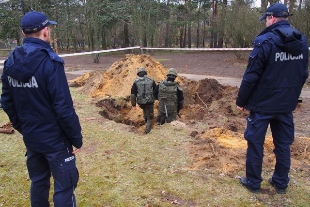 Pracownicy budowlani z Otwocka dokonali niebezpiecznego odkrycia. Podczas prac rewitalizacyjnych lokalnego parku, natknęli się na duży arsenał amunicji moździerzowej, najprawdopodobniej pochodzącej z II Wojny Światowej. To już trzecie tego rodzaju znalezisko na przestrzeni zaledwie dwóch