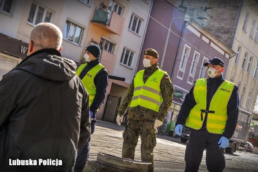 Święta najlepiej spędzić w domu - radzi policja i rządzący