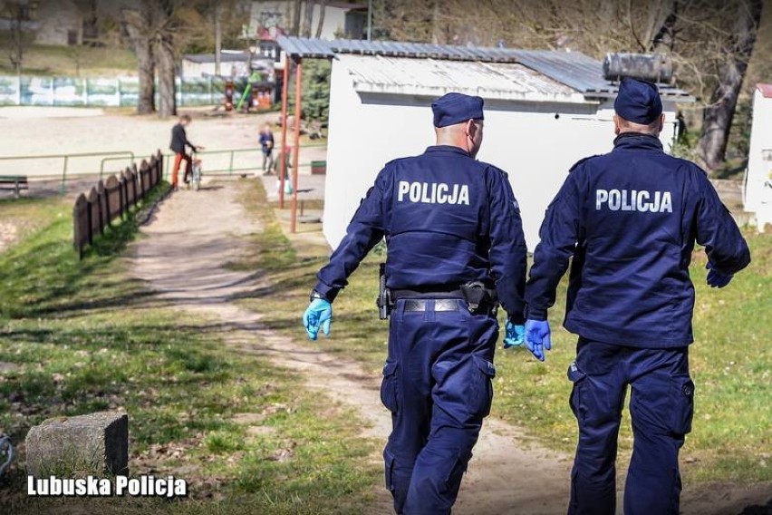 Święta najlepiej spędzić w domu - radzi policja i rządzący