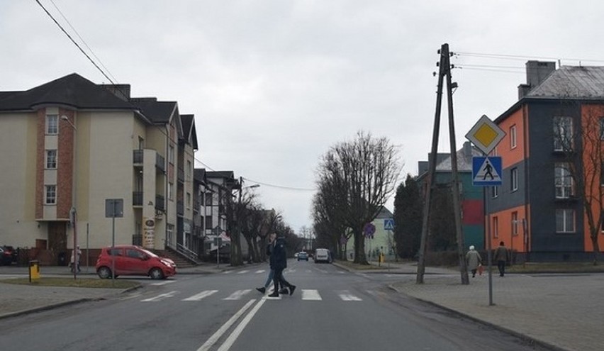 Na skrzyżowaniu Szkolna - Srebrna kierowców ostrzegają znaki...