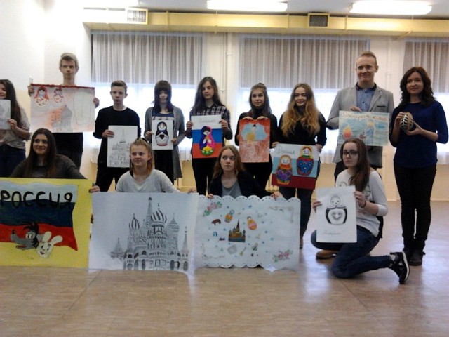 Uczestnicy projektu "Bliżej Kultury Rosyjskiej" z rysunkami symboli Rosji.