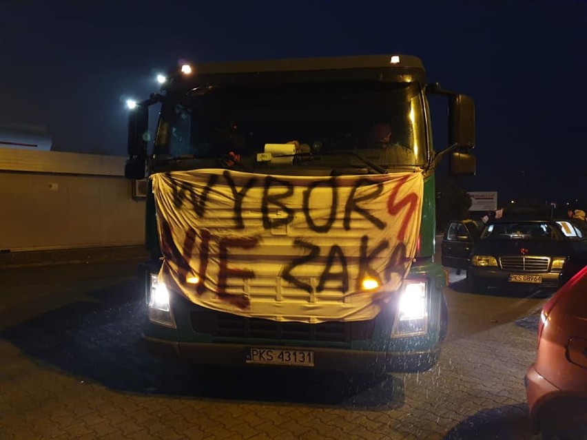 Mobilny strajk kobiet w Kościanie. Kilkadziesiąt aut przejechało ulicami miasta