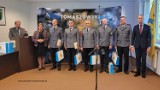 Wyróżnienia za wieloletnią służbę dla policjantów z Komendy Powiatowej Policji w Tomaszowie Maz. 