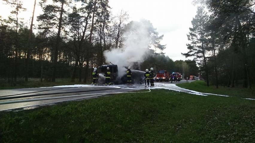 Spłonęła ciężarówka na trasie Ptusza - Jastrowie