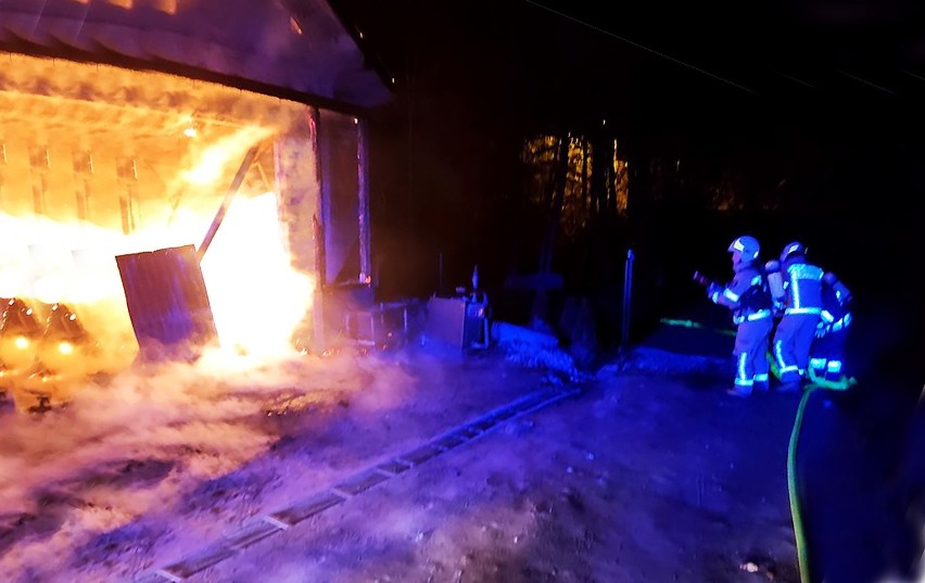 Grybów. Nocny ogień w centrum miasta. W płnącym warsztacie były butle z gazem i auto