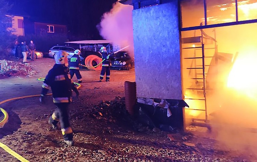 Grybów. Nocny ogień w centrum miasta. W płnącym warsztacie były butle z gazem i auto