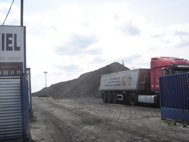 Skład węgla zostaje w Zdunach - firma BM Kobylin obiecuje przenieść go na teren niezabudowany FOTY