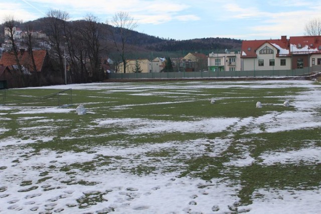 Obecnie boisko przypomina czasem pustynię, stąd nazwa "sahara"