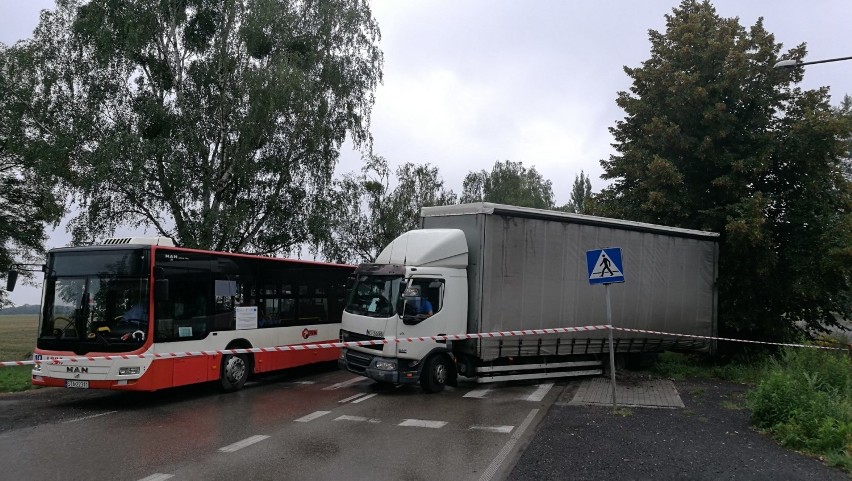Tarnowskie Góry: Ciężarówka zderzyła się z autobusem miejskim w Lasowicach. 2 kobiety ranne [ZDJĘCIA]