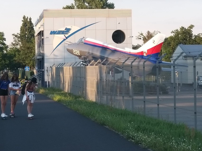 Samolot Su-22 od wtorku wita osoby wjeżdżające ulicą...