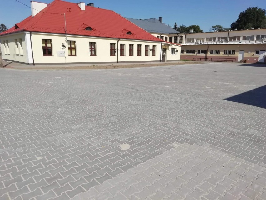 Plac przed szkołą w Bądkowie został wyremontowany.