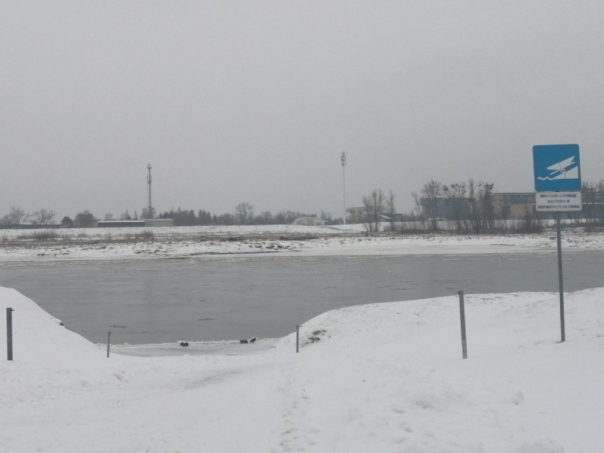 Na Wiśle w Sandomierzu nie ma zagrożenia lodową krą. Rzeka...