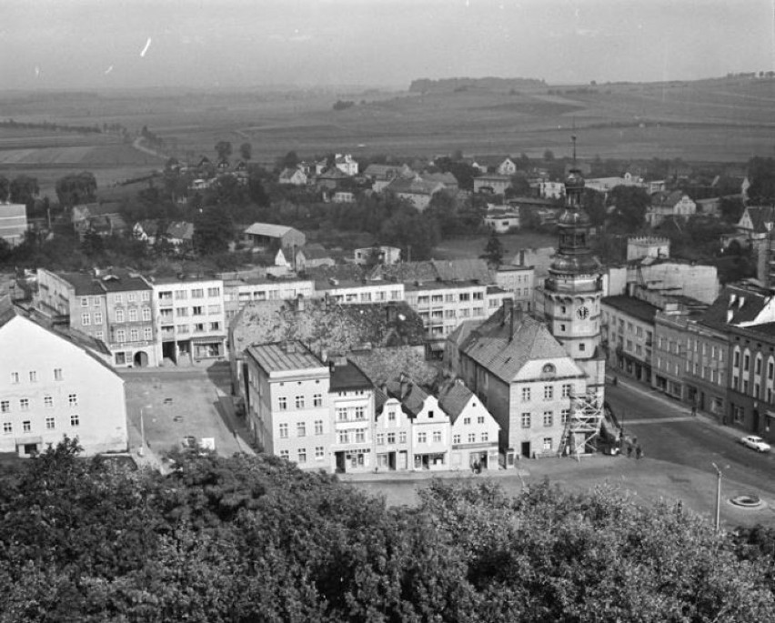 Widok na rynek w Otmuchowie, rok 1970.