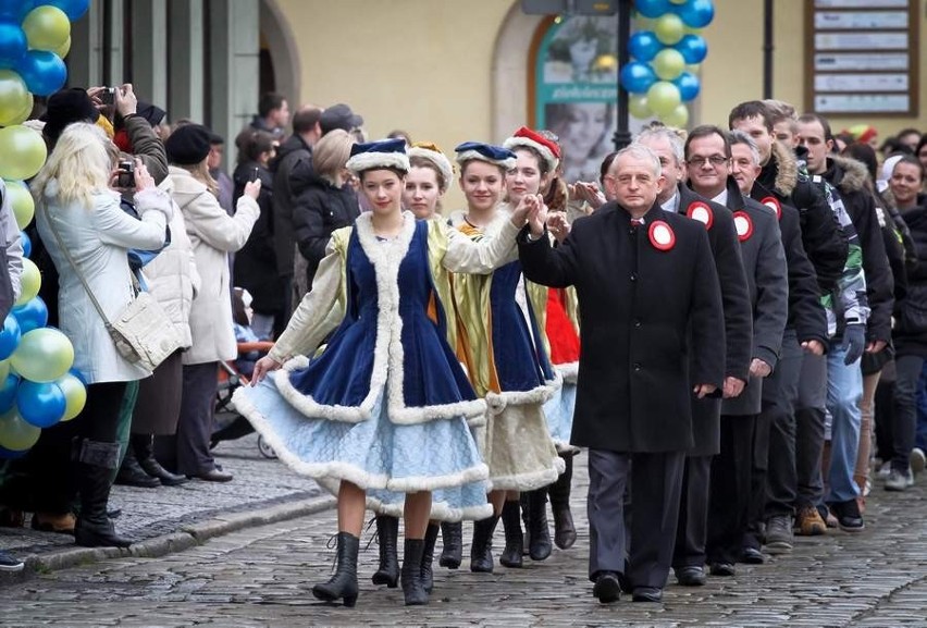 Polonez maturzystów na Rynku (FOTO)