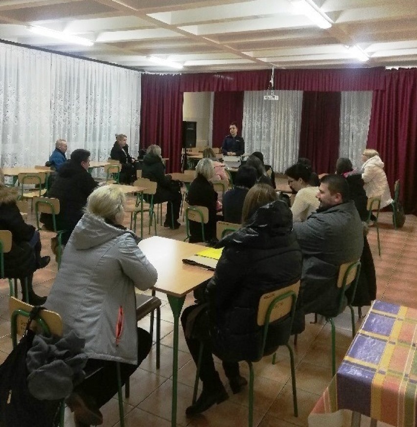 Policja w Olkuszu szkoli nauczycieli i rodziców w zakresie zagrożeń związanych z narkotykami [ZDJĘCIA]