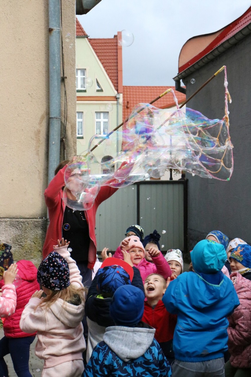 Stoi przy bibliotece lokomotywa. I dzieciom bardzo się podoba!