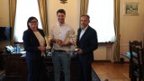 Tomasz Drab został Mistrzem Świata we Fryzjerstwie! Mieszkaniec gminy Kaźmierz na mistrzostwach w Paryżu